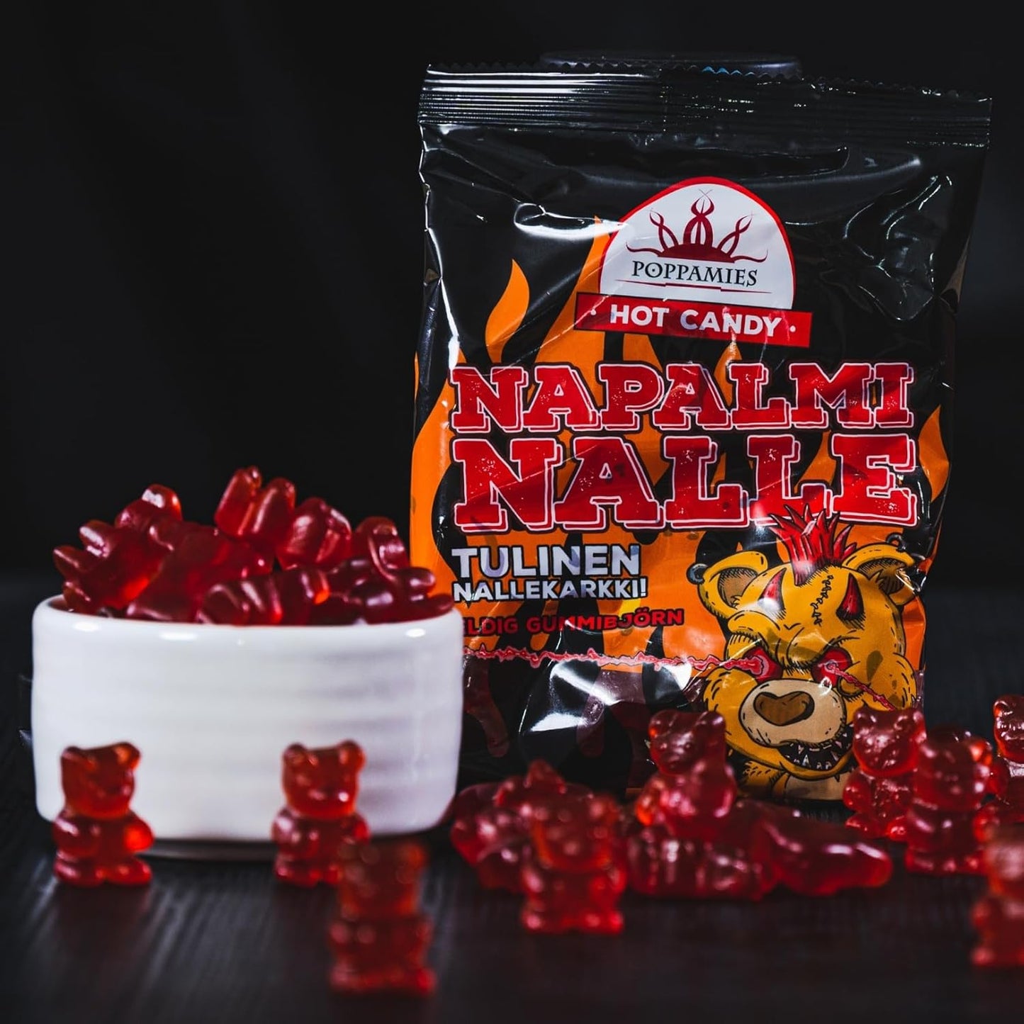 Bonbons Gommeux Épicés Poppamies NapalmiNalle Chili et Fruits - Sans Gluten Sans Lactose Végan - Pas pour les enfants ni pour les farces d'Halloween - Piquant : 4/10 - Taille : 125g